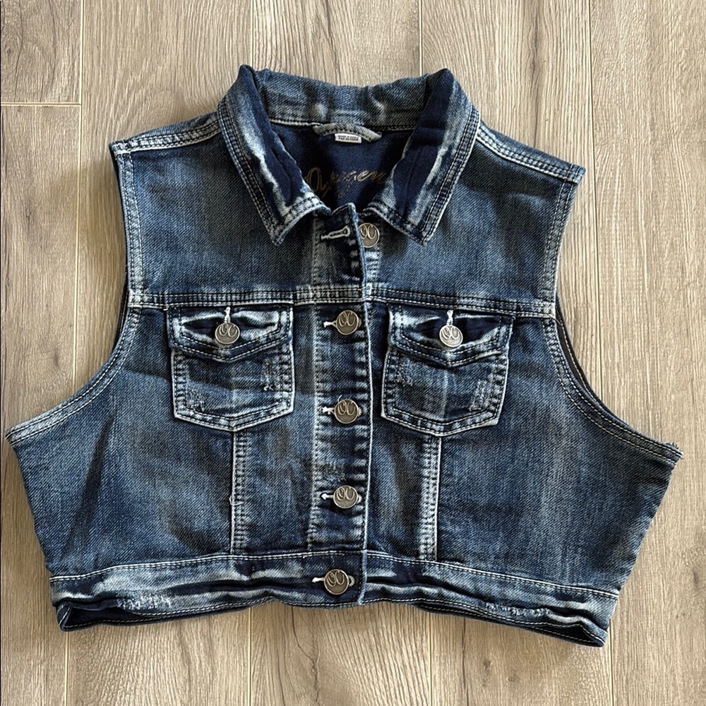 Sleeveless denim jacket